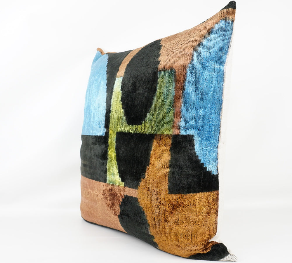 Seidenkissen 50x50 cm mit geometrischem Muster in Blau-Schwarz-Cognac