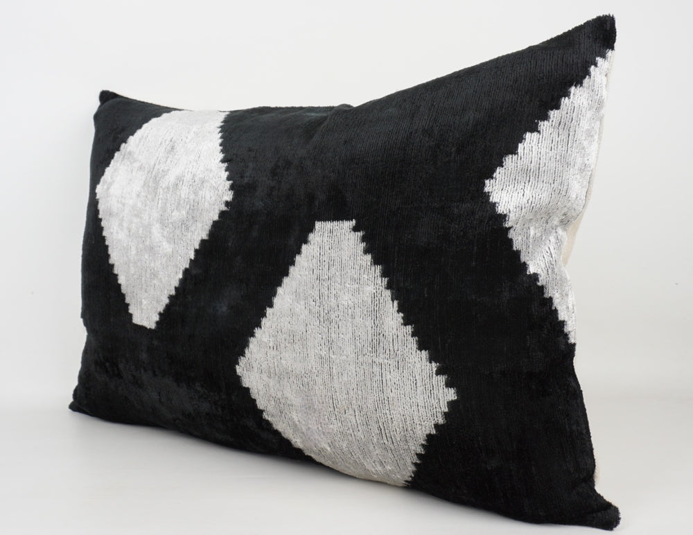 Silk/Velvet Kissenhülle 40x60cm Geometrische Rauten- und Sechseckformen Schwarz/Offwhite