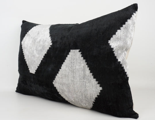 Silk/Velvet Kissenhülle 40x60cm Geometrische Rauten- und Sechseckformen Schwarz/Offwhite