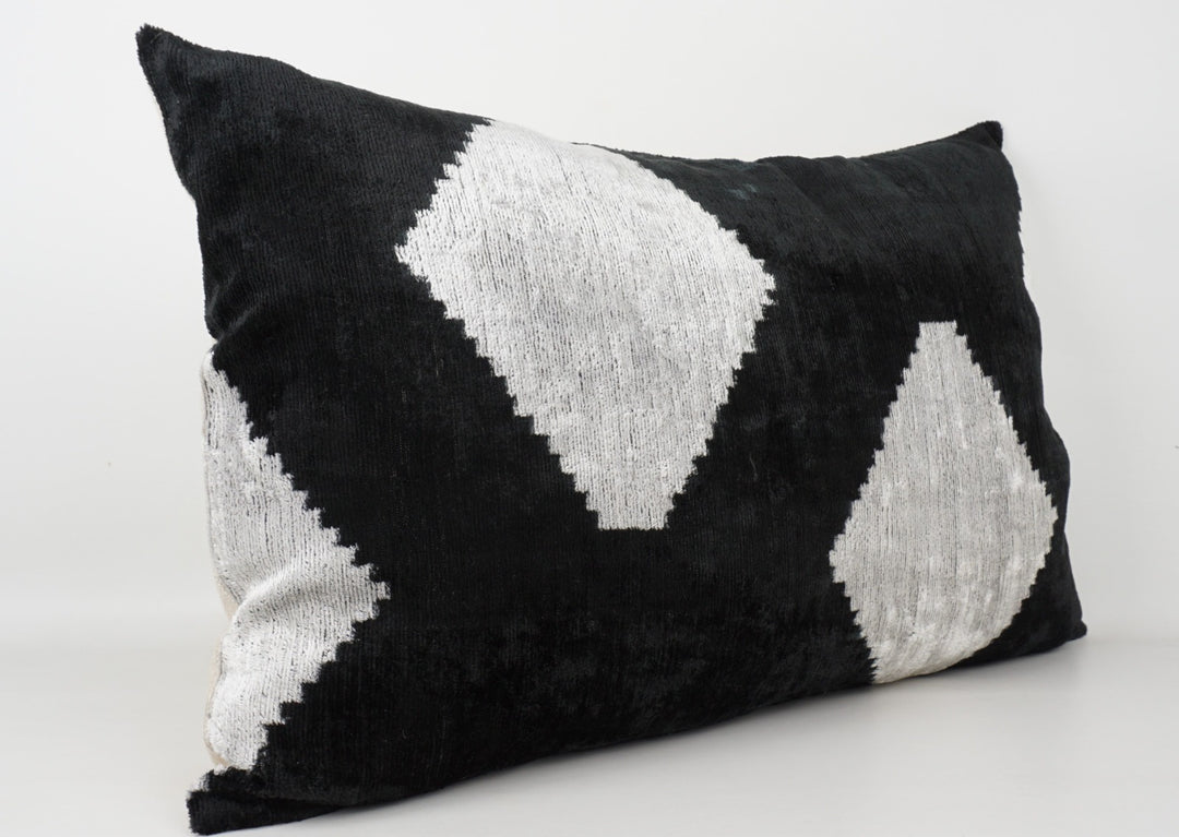 Silk/Velvet Kissenhülle 40x60cm Geometrische Rauten- und Sechseckformen Schwarz/Offwhite