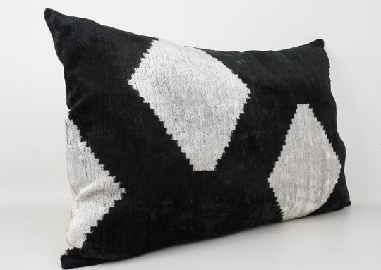 Silk/Velvet Kissenhülle 40x60cm Geometrische Rauten- und Sechseckformen Schwarz/Offwhite