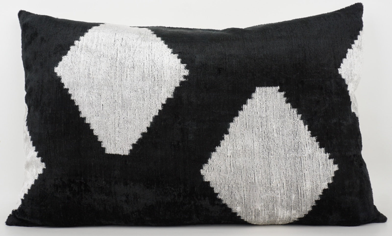 Silk/Velvet Kissenhülle 40x60cm Geometrische Rauten- und Sechseckformen Schwarz/Offwhite
