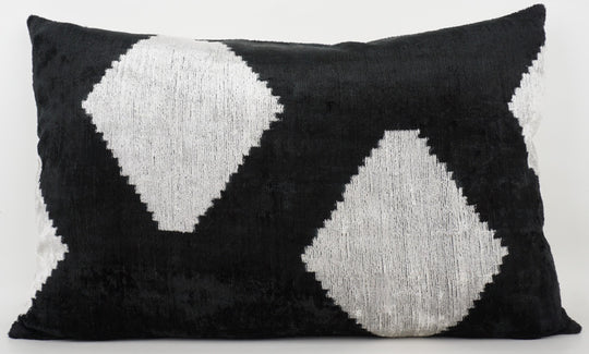 Silk/Velvet Kissenhülle 40x60cm Geometrische Rauten- und Sechseckformen Schwarz/Offwhite
