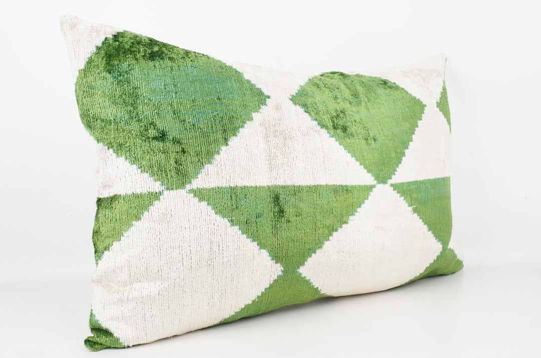 Seidenkissen 40x60 cm mit Geometrie in Grün und Weiss