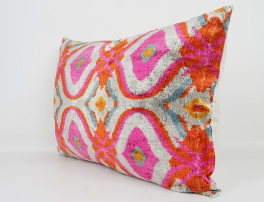 Silk/Velvet Kissenhülle 40×60 cm – Ikatmuster offwhite-pink-multicolor