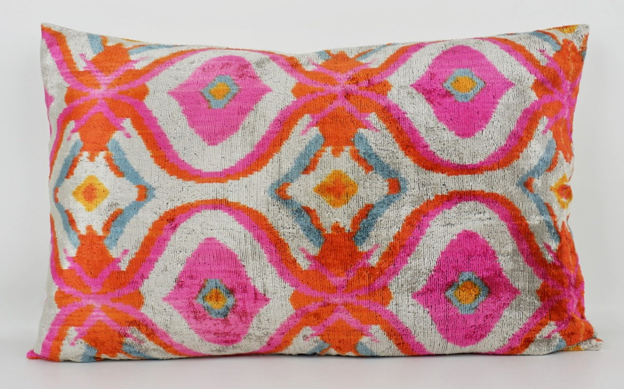 Silk/Velvet Kissenhülle 40×60 cm – Ikatmuster offwhite-pink-multicolor