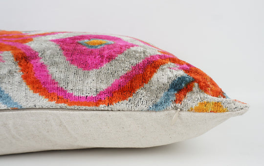 Silk/Velvet Kissenhülle 40×60 cm – Ikatmuster offwhite-pink-multicolor
