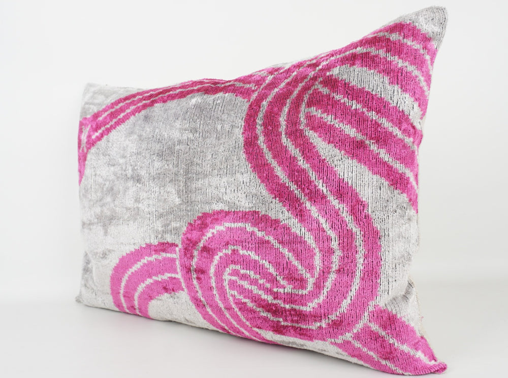 Silk/Velvet Kissenhülle 40x60cm mit einem Schlangen-Muster in offwhite-pink