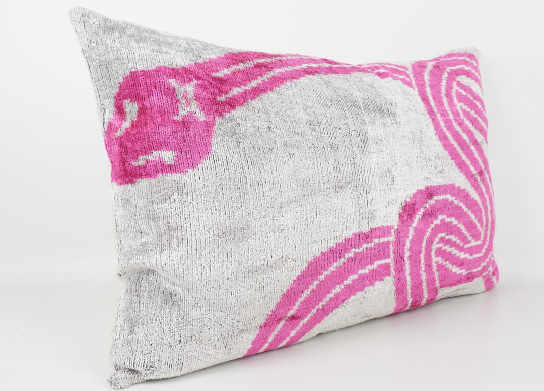 Silk/Velvet Kissenhülle 40x60cm mit einem Schlangen-Muster in offwhite-pink