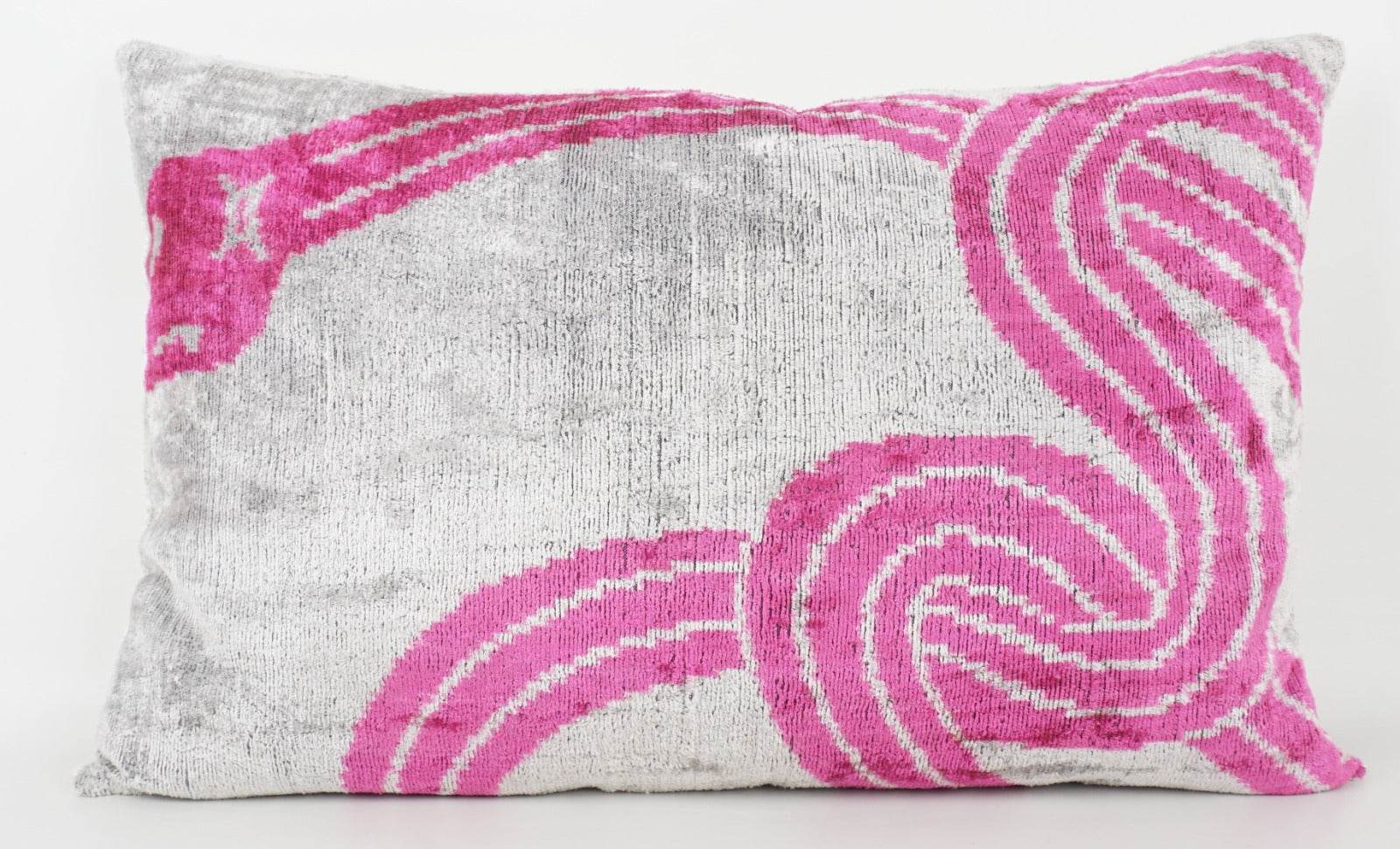 Silk/Velvet Kissenhülle 40x60cm mit einem Schlangen-Muster in offwhite-pink