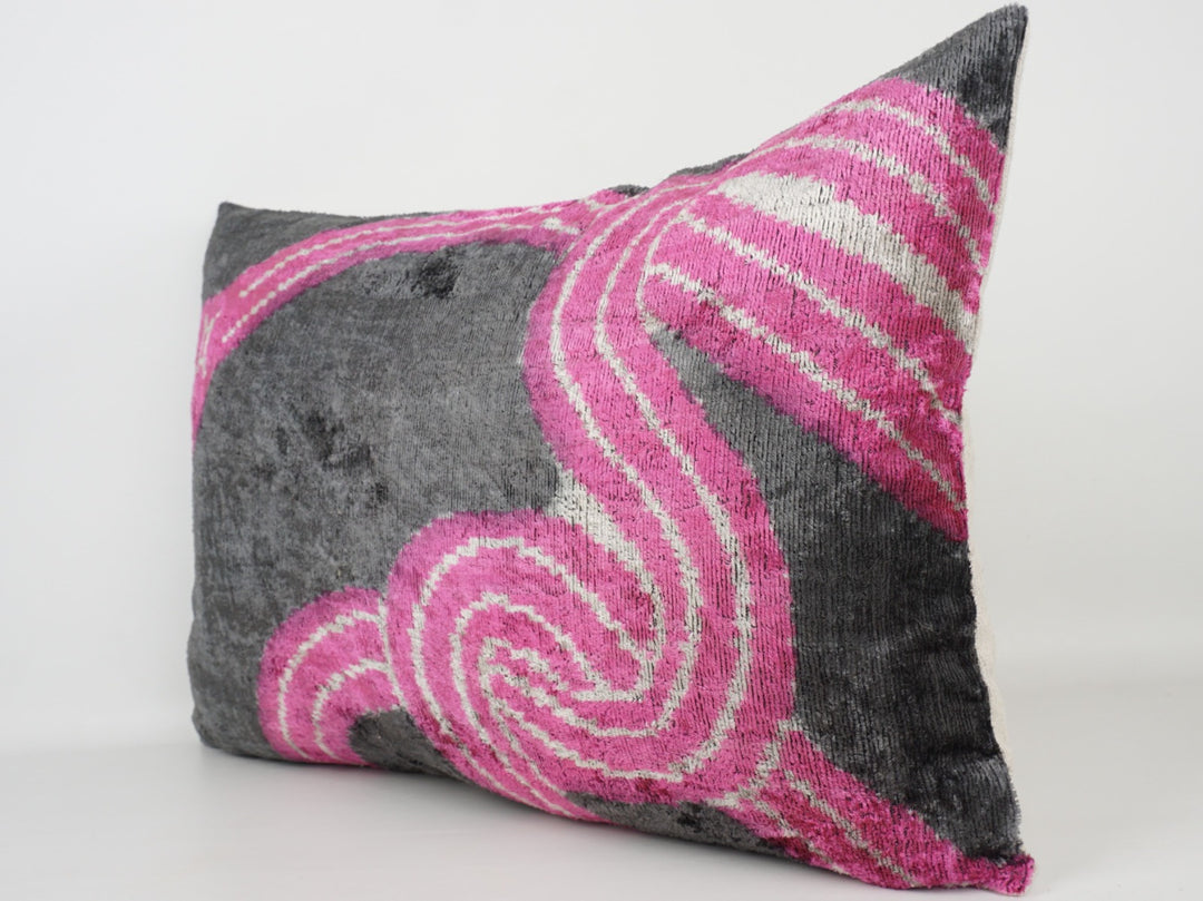 Silk/Velvet Kissenhülle 40x60cm mit einem Schlangen-Muster in dunkelgrau-pink