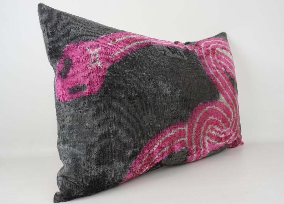 Silk/Velvet Kissenhülle 40x60cm mit Schlangenmotiv Grau, Pink &amp; Weiß 