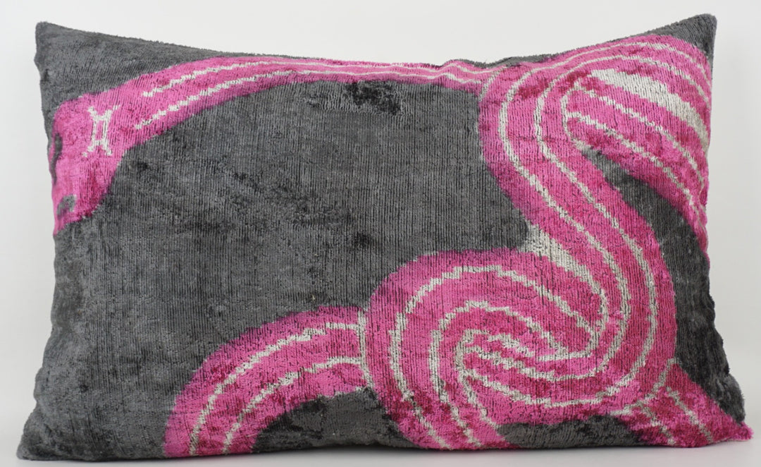 Silk/Velvet Kissenhülle 40x60cm mit einem Schlangen-Muster in dunkelgrau-pink