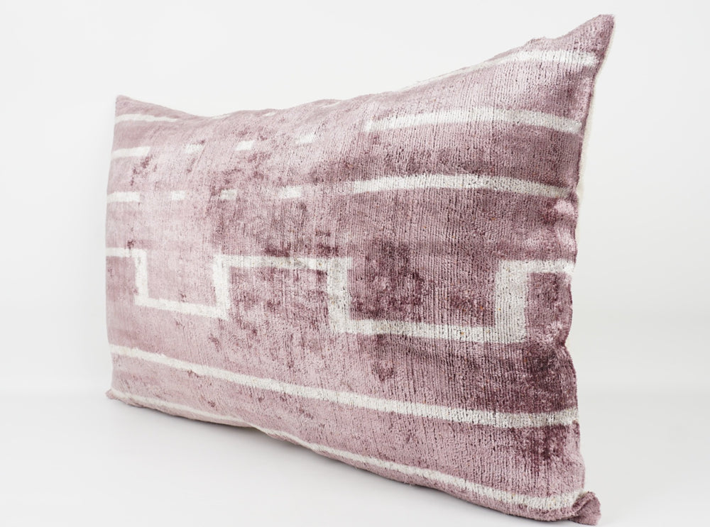 Silk/Velvet Kissenhülle 40x60cm mit Linien-Grafik in rose, offwhite