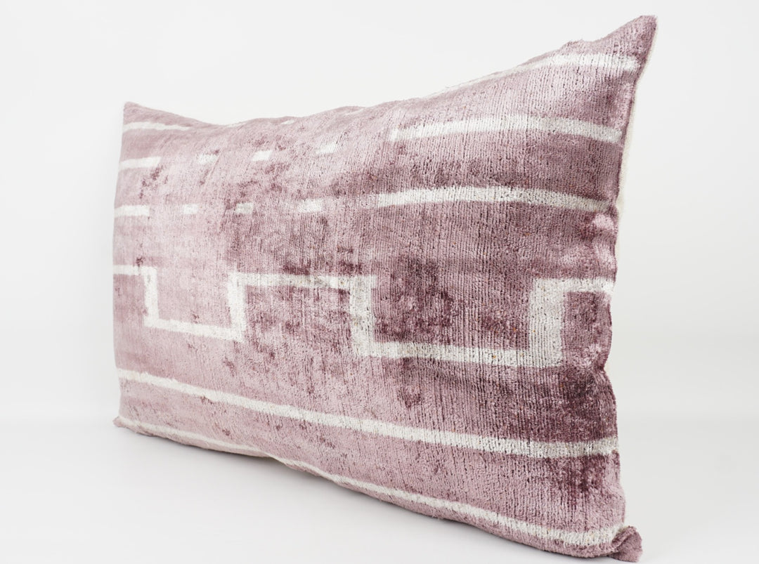 Silk/Velvet Kissenhülle 40x60cm mit Linien-Grafik in rose, offwhite