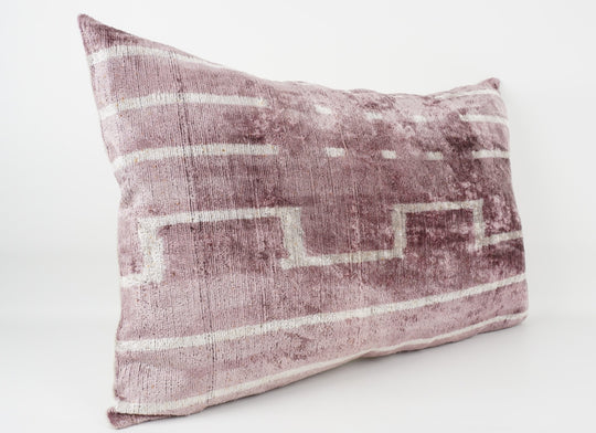Silk/Velvet Kissenhülle 40x60cm mit Linien-Grafik in rose, offwhite