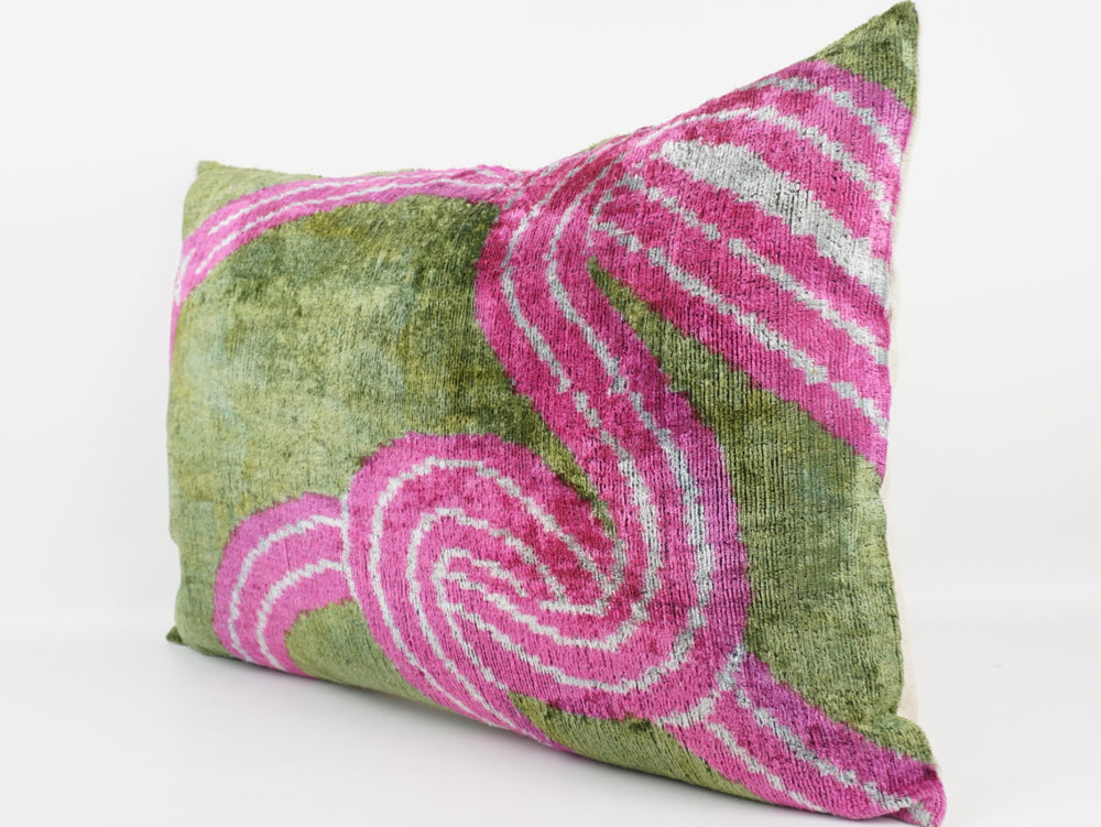 Silk/Velvet Kissenhülle 40x60cm mit einem Schlangen-Muster in grün-pink