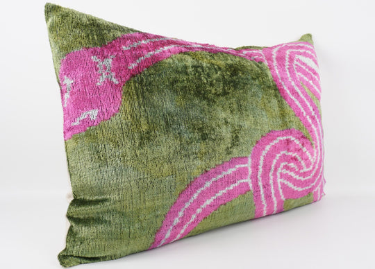 Silk/Velvet Kissenhülle 40x60cm mit einem Schlangen-Muster in grün-pink