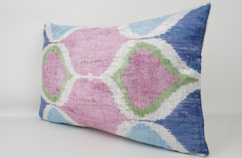 Silk/Velvet Kissenhülle 40×60 cm – Ikatmuster Skyblue-Rose-Hellgrün-Offwhite