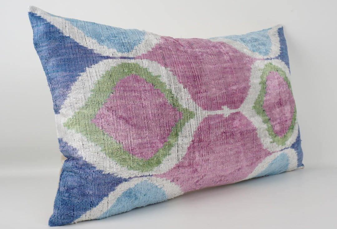 Silk/Velvet Kissenhülle 40×60 cm – Ikatmuster Skyblue-Rose-Hellgrün-Offwhite