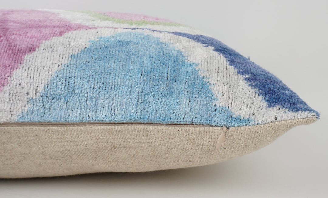 Silk/Velvet Kissenhülle 40×60 cm – Ikatmuster Skyblue-Rose-Hellgrün-Offwhite