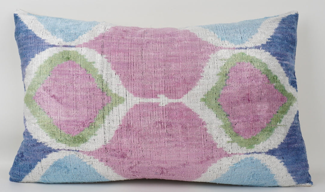 Silk/Velvet Kissenhülle 40×60 cm – IkatMuster Skyblue-Rose-Hellgrün-Offwhite