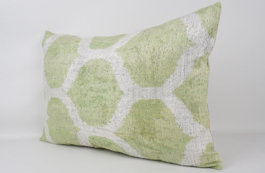 Silk/Velvet Kissenhülle 40×60 cm – Ikatmuster Hellgrün-Offwhite
