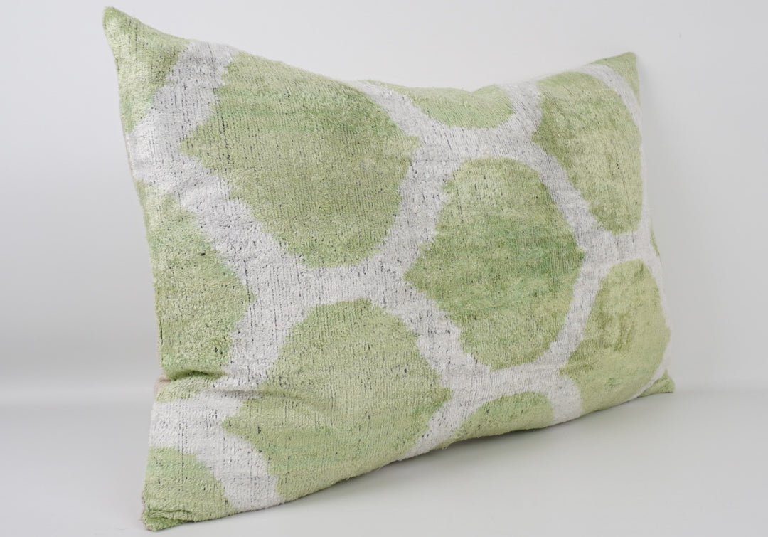 Silk/Velvet Kissenhülle 40×60 cm – Ikatmuster Hellgrün-Offwhite