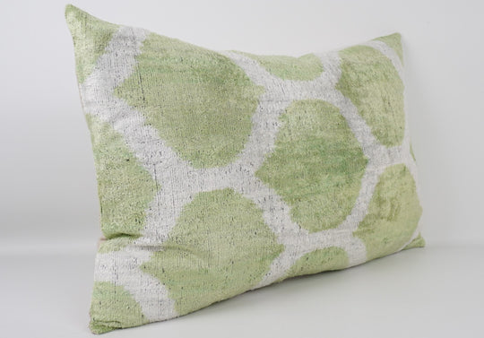 Silk/Velvet Kissenhülle 40×60 cm – Ikatmuster Hellgrün-Offwhite