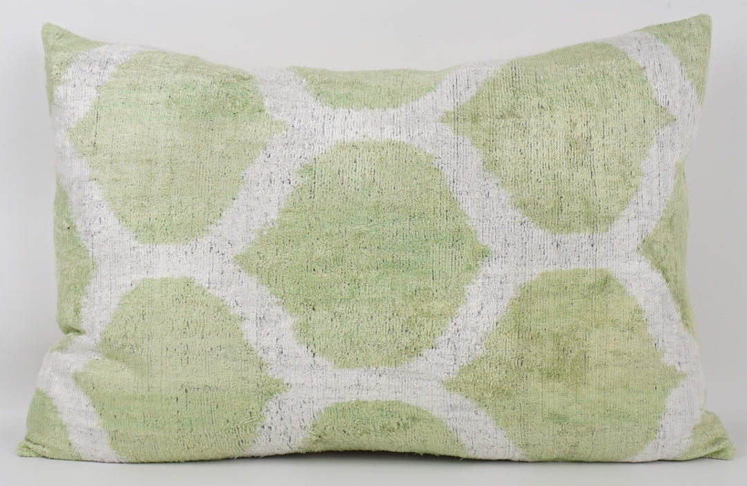 Silk/Velvet Kissenhülle 40×60 cm – Ikatmuster Hellgrün-Offwhite
