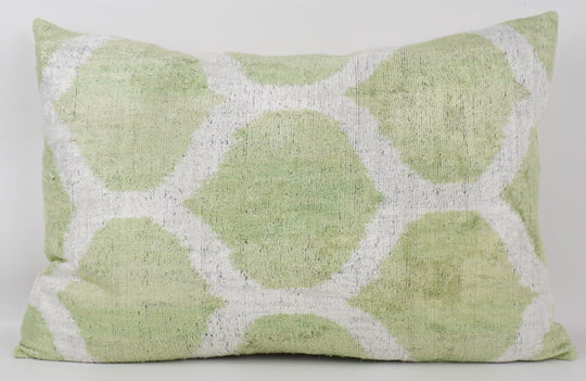 Silk/Velvet Kissenhülle 40×60 cm – Ikatmuster Hellgrün-Offwhite