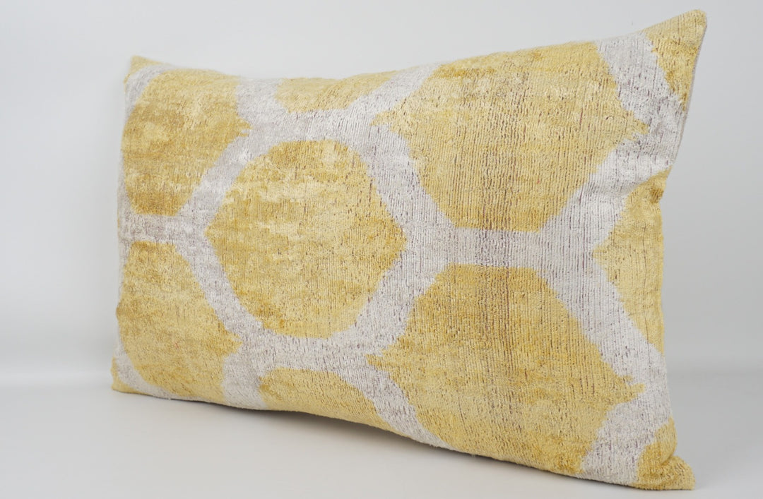Silk/Velvet Kissenhülle 40×60 cm – Ikatmuster Hellgelb-Zitrone-Offwhite