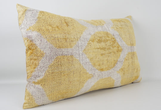 Silk/Velvet Kissenhülle 40×60 cm – Ikatmuster Hellgelb-Zitrone-Offwhite