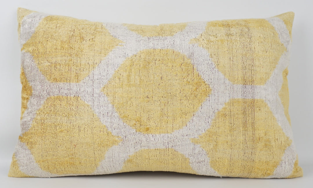 Silk/Velvet Kissenhülle 40×60 cm – Ikatmuster Hellgelb-Zitrone-Offwhite