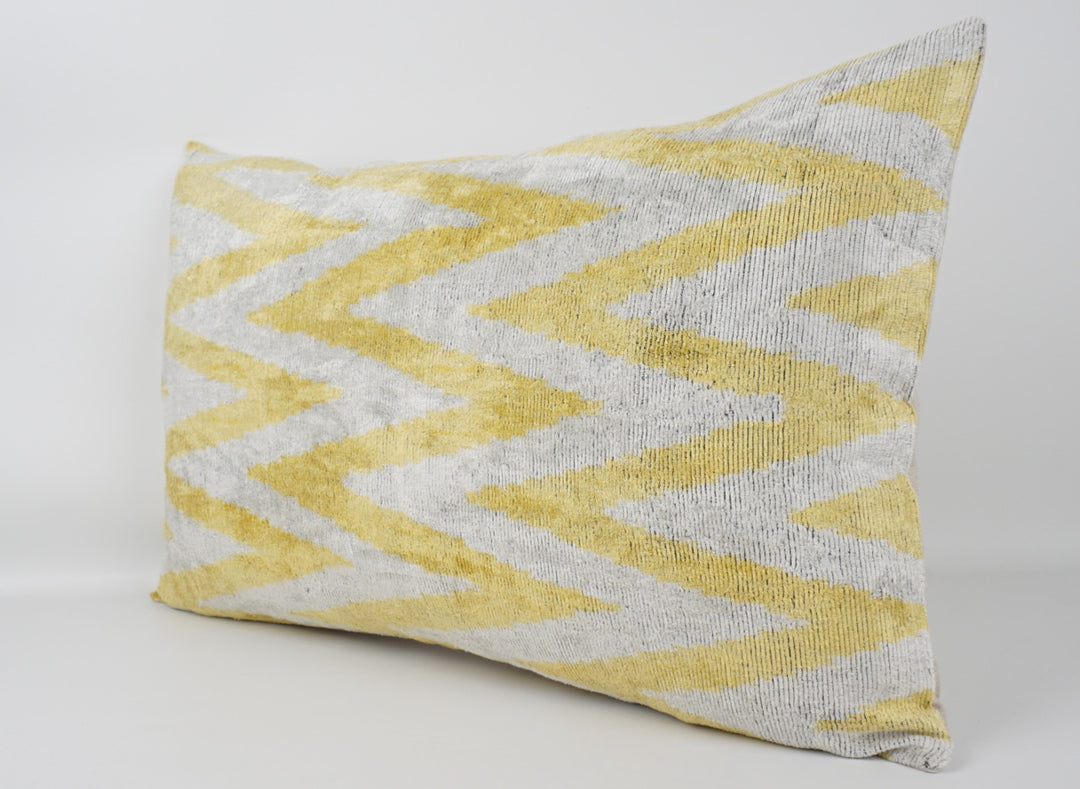 Silk/Velvet Kissenhülle 40×60 cm – ZigZag-Muster in Hellgelb-Offwhite