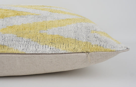 Silk/Velvet Kissenhülle 40×60 cm – ZigZag-Muster in Hellgelb-Offwhite