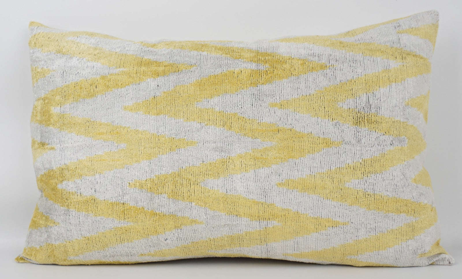 Silk/Velvet Kissenhülle 40×60 cm – ZigZag-Muster in Hellgelb-Offwhite