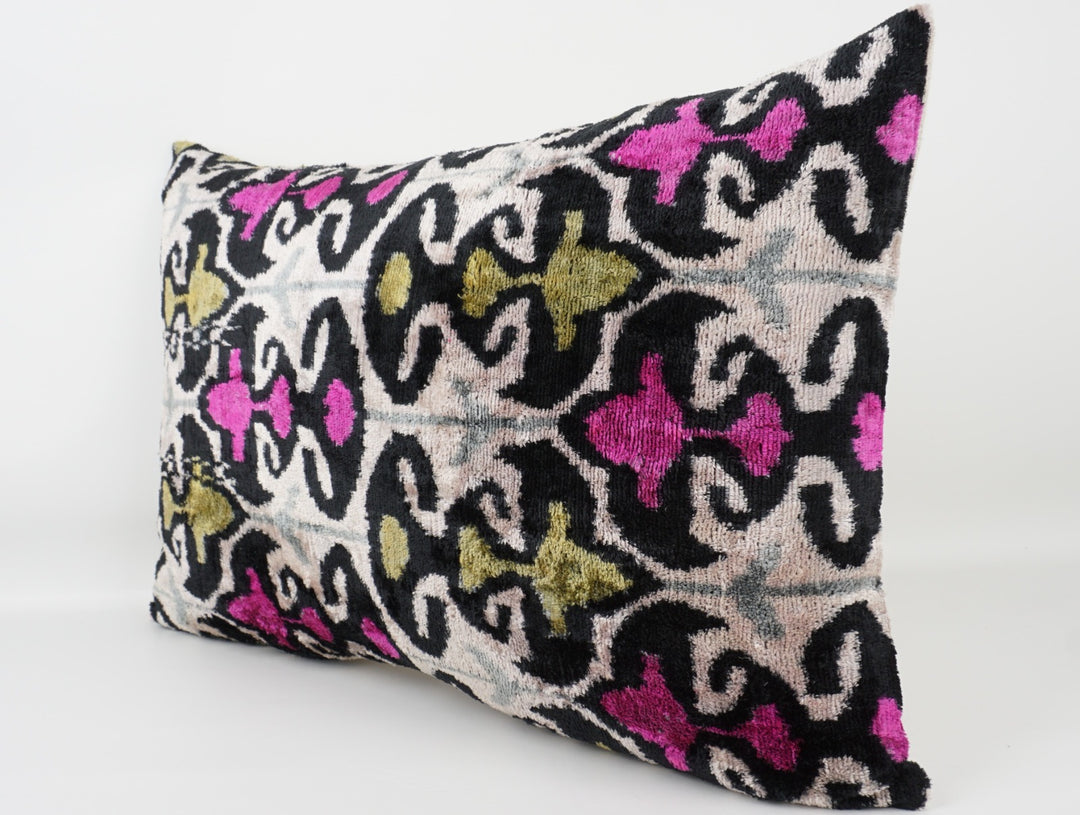 Silk/Velvet Kissenhülle 40x60cm florales Ikat-Muster pink-black-grün-offwhite