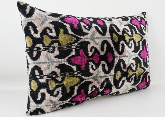 Silk/Velvet Kissenhülle 40x60cm florales Ikat-Muster pink-black-grün-offwhite