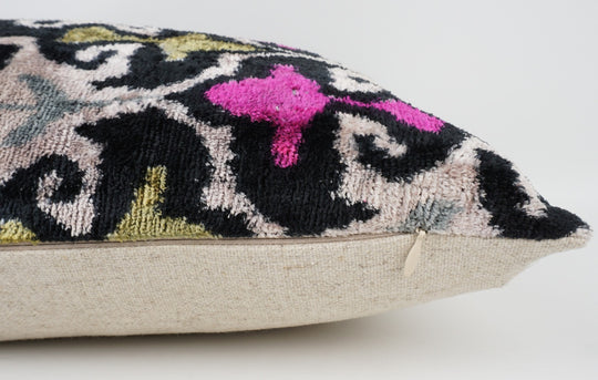 Silk/Velvet Kissenhülle 40x60cm florales Ikat-Muster pink-black-grün-offwhite