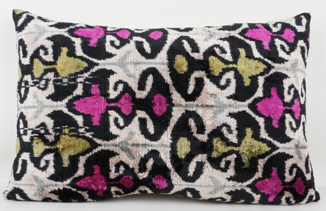 Silk/Velvet Kissenhülle 40x60cm florales Ikat-Muster pink-black-grün-offwhite