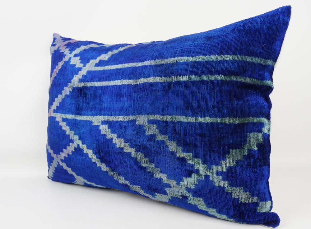 Silk/Velvet Kissenhülle 40x60cm Ikat-Rautenmuster in dunkelblau-aqua