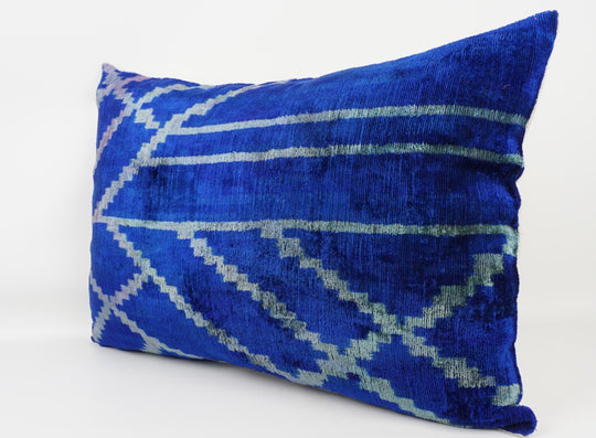 Silk/Velvet Kissenhülle 40x60cm Ikat-Rautenmuster in dunkelblau-aqua