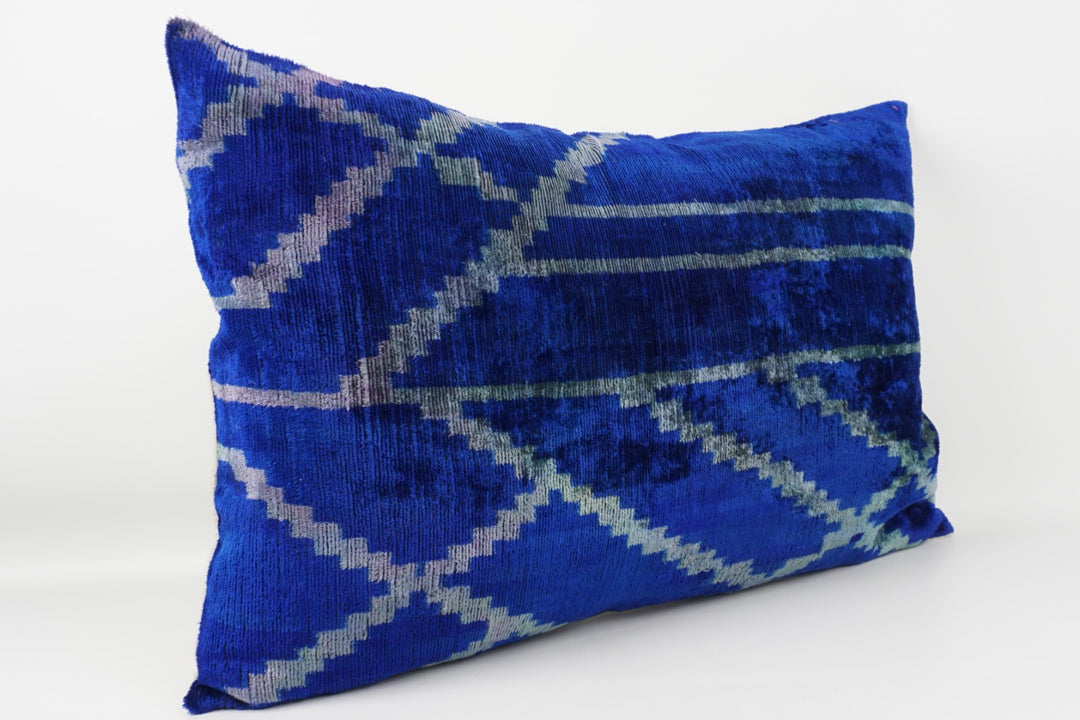 Silk/Velvet Kissenhülle 40x60cm Ikat-Rautenmuster in dunkelblau-aqua