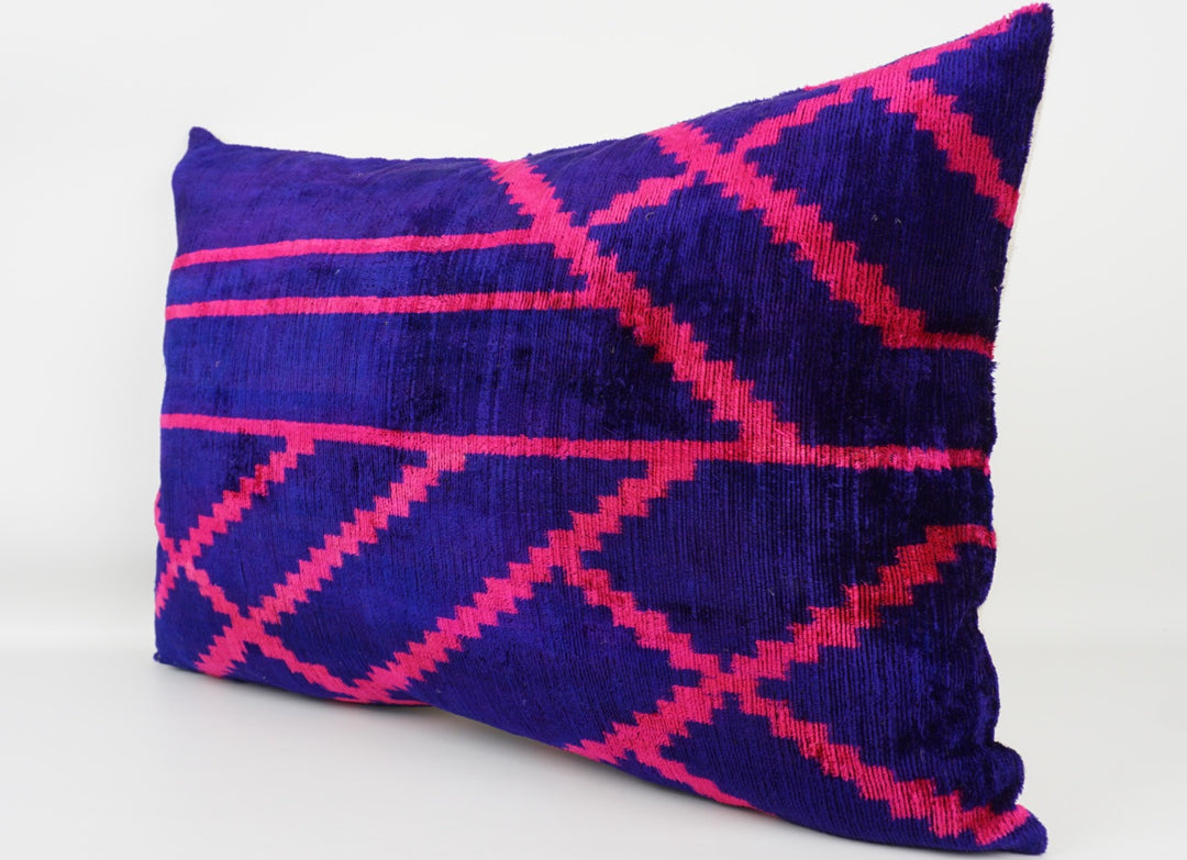 Silk/Velvet Kissenhülle 40x60cm Ikat-Rautenmuster in lila-pink