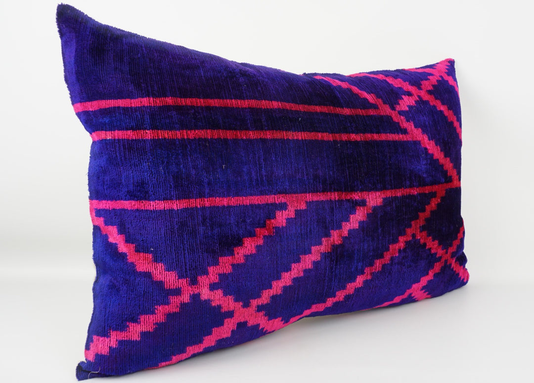 Silk/Velvet Kissenhülle 40x60cm Ikat-Rautenmuster in lila-pink