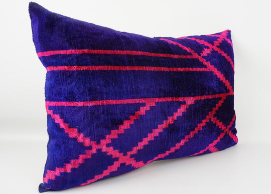 Silk/Velvet Kissenhülle 40x60cm Ikat-Rautenmuster in lila-pink