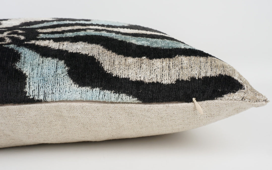 Silk/Velvet Kissenhülle 40x60cm Zebra-Muster aqua-black-offwhite