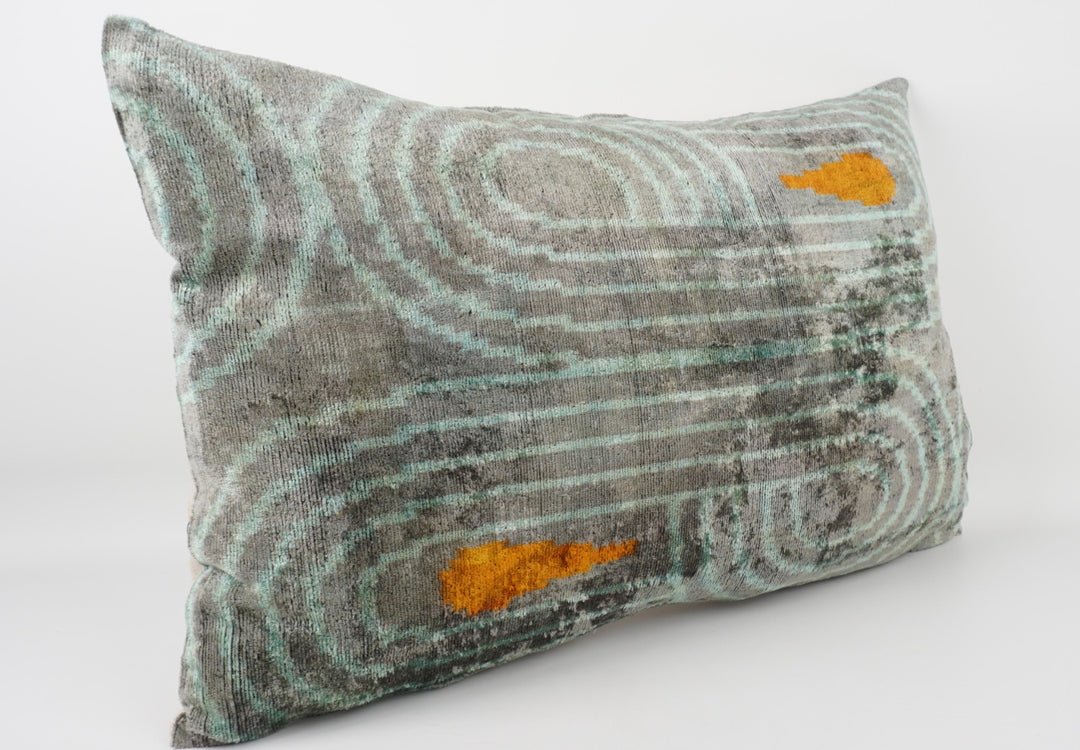 Silk/Velvet Kissenhülle 40x60cm abstraktes Ikat-Muster aqua-offwhite-gold