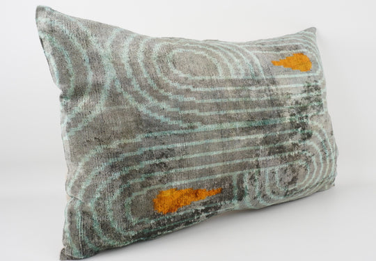 Silk/Velvet Kissenhülle 40x60cm abstraktes Ikat-Muster aqua-offwhite-gold